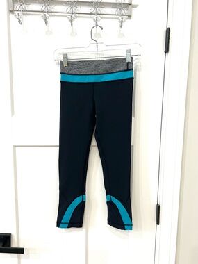 Women’s lululemon Black and Teal Active Leggings